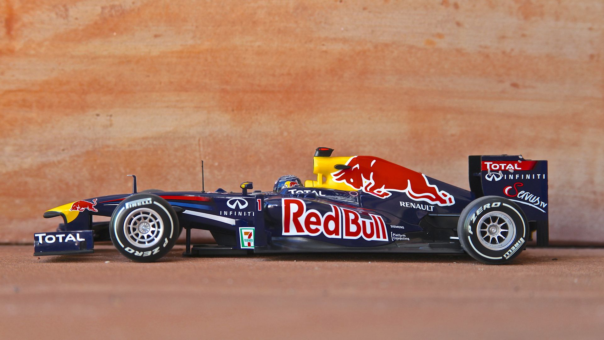 Red Bull Racing 1:18 Scale Renault RB7 S Vettel Japan GP